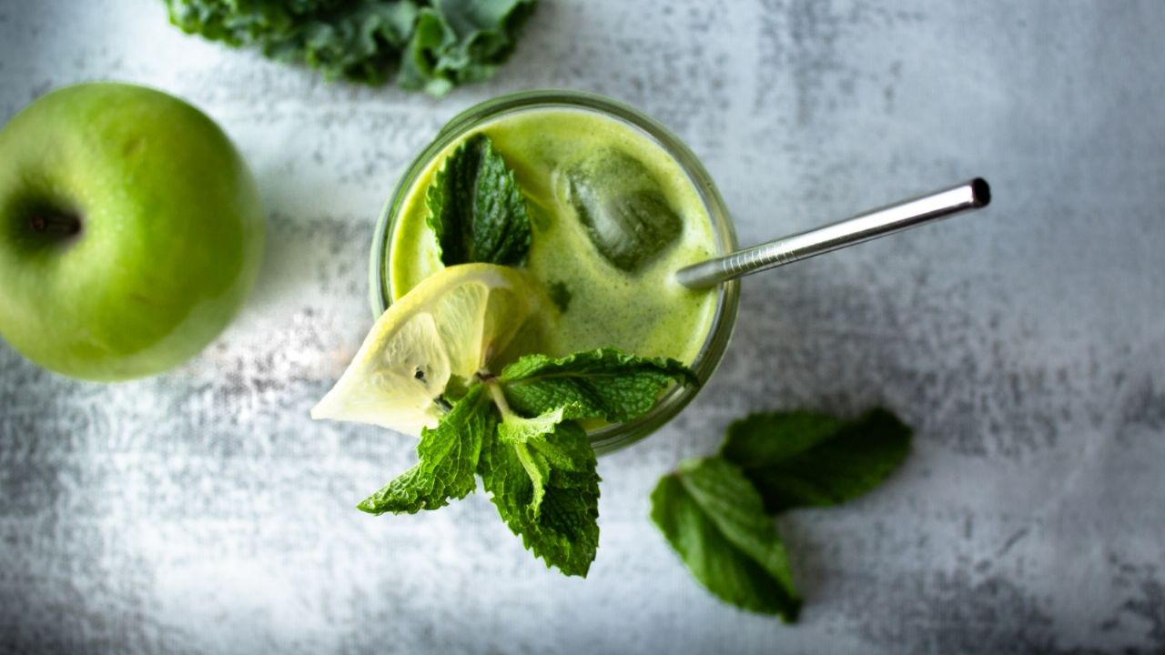 bebidas de frutas naturales manzana, limon, jengibre, mejor defensa ante el covid-19